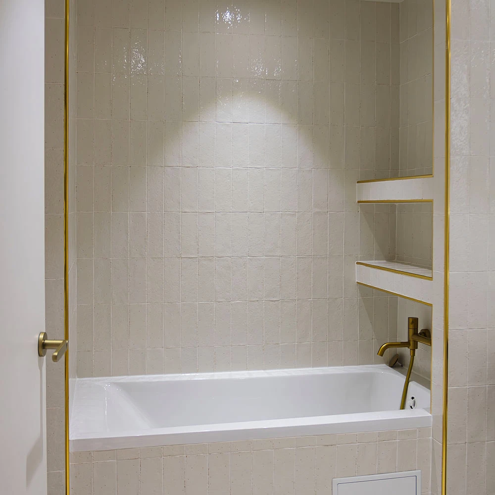 Baignoire carrelage zellige blanc, ambiance lumineuse