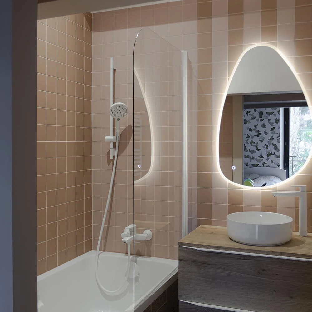 Effet visuel salle de bain : continuité carrelage du sol vers la douche