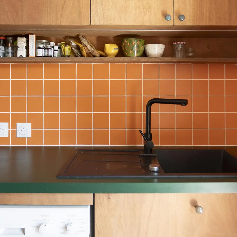 crédence cuisine carrelage orange carré autour évier noir