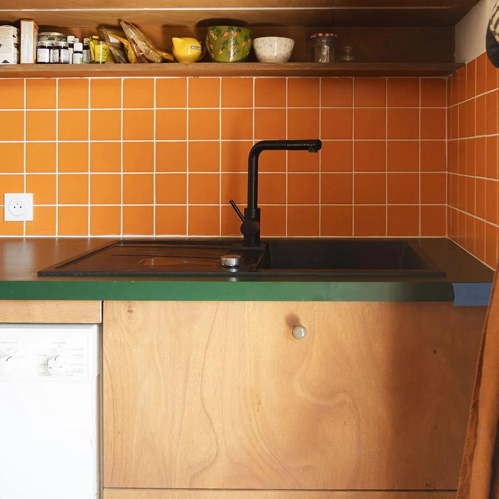 crédence cuisine carrelage orange autour évier