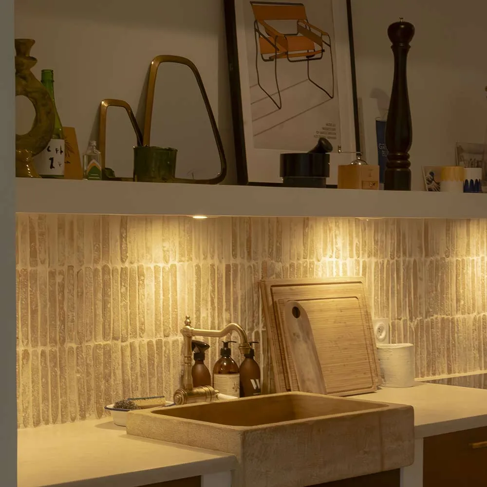 Crédence en tomette terre cuite éclairée, ambiance rustique-chic