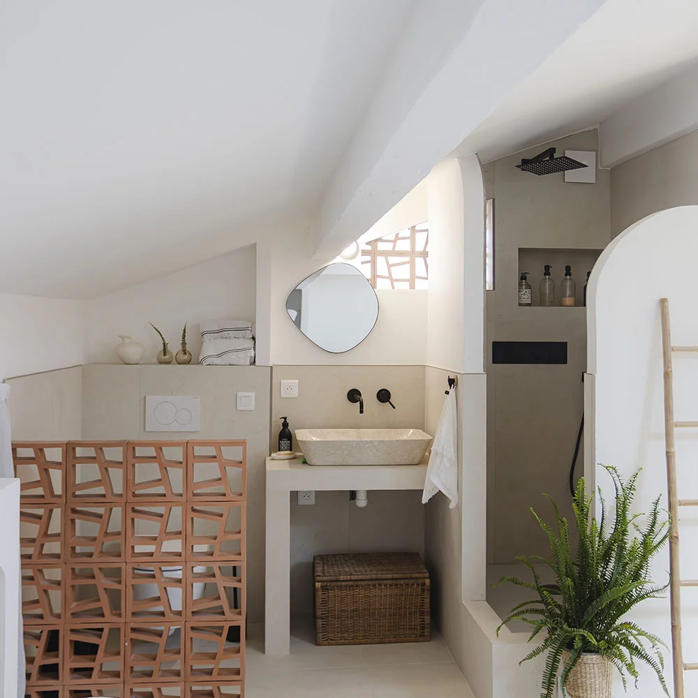 Salle de bain sous pente avec douche à l’italienne et claustra en terre cuite