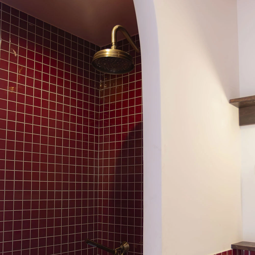 Salle de bain Granato, joints nets et carrelage chic