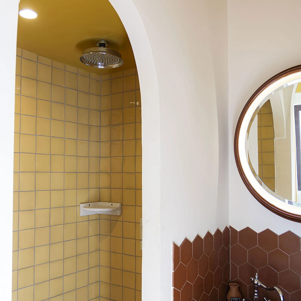 Effet visuel salle de bain : continuité carrelage du sol vers la douche