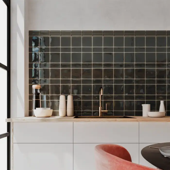 Crédence cuisine en carreaux céramique noirs brillants