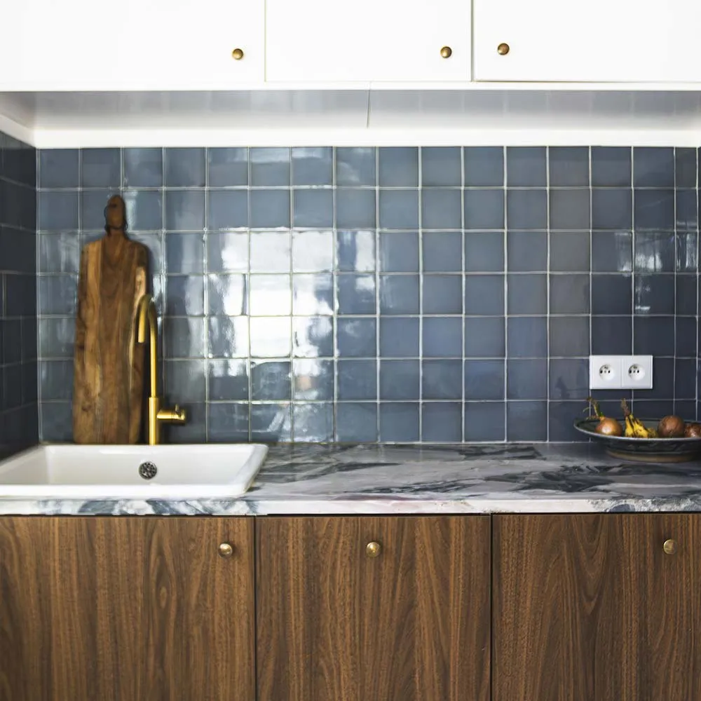 crédence cuisine carrelage zellige bleu carré brillant