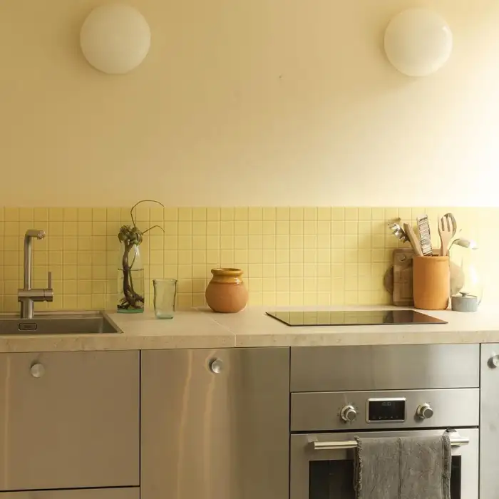 crédence cuisine carrelage uni jaune clair