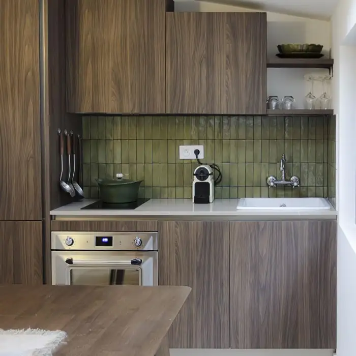 vue crédence cuisine zellige vert brillant pose verticale meuble bois foncé