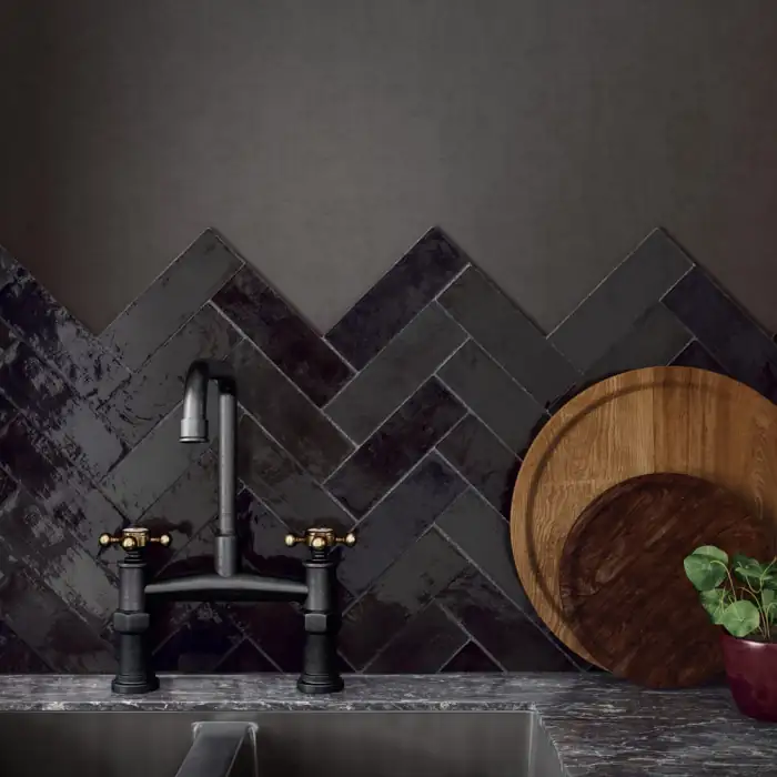 Credence cuisine noir brillant posée en chevron effet granulé
