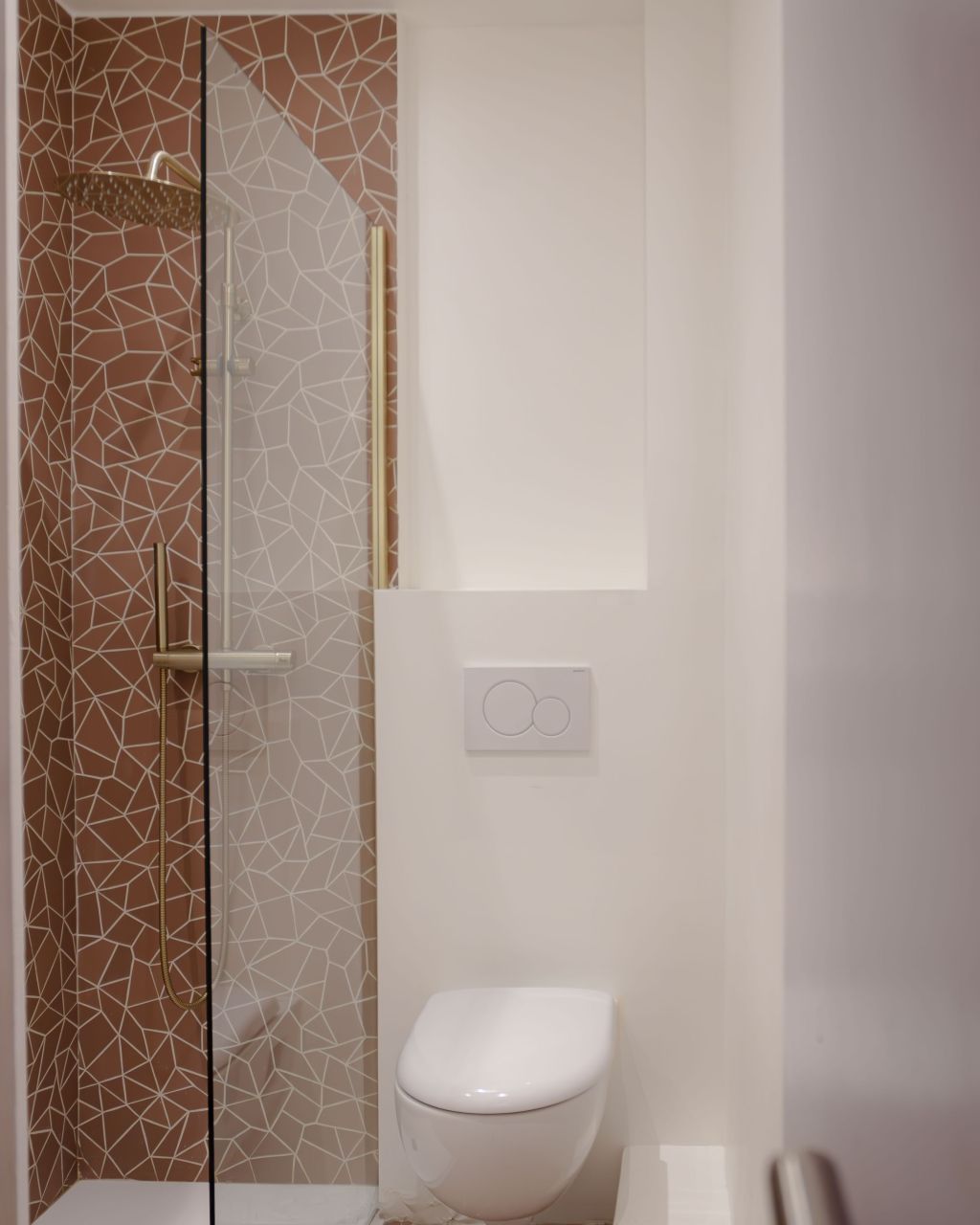 Douche avec paroi transparente, mosaïque marron et laiton brossé