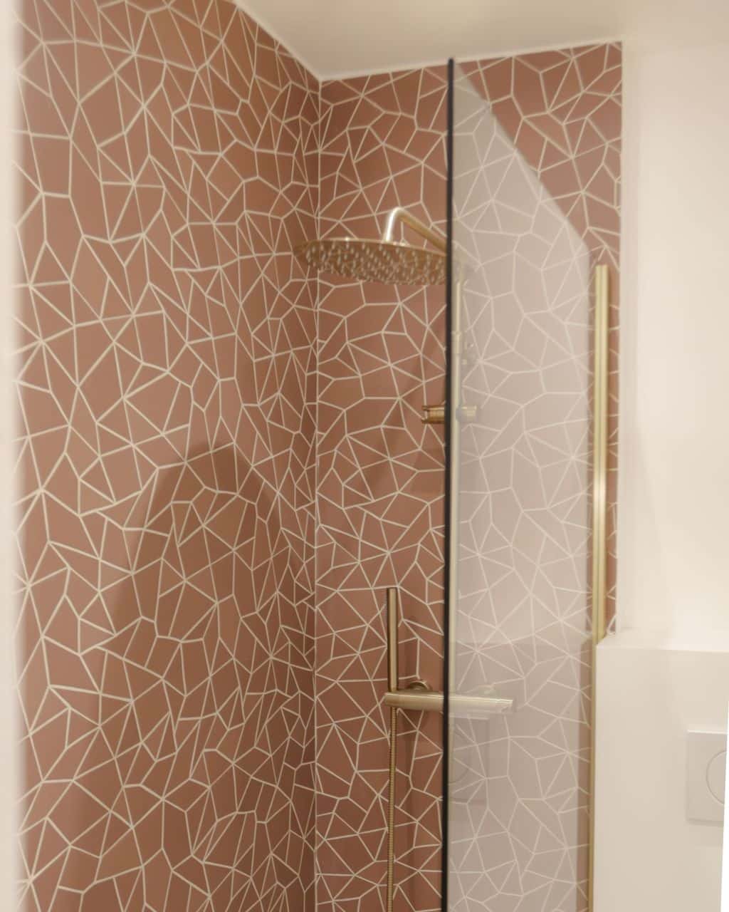 Mosaïque Trencadis marron mat dans salle d’eau compacte