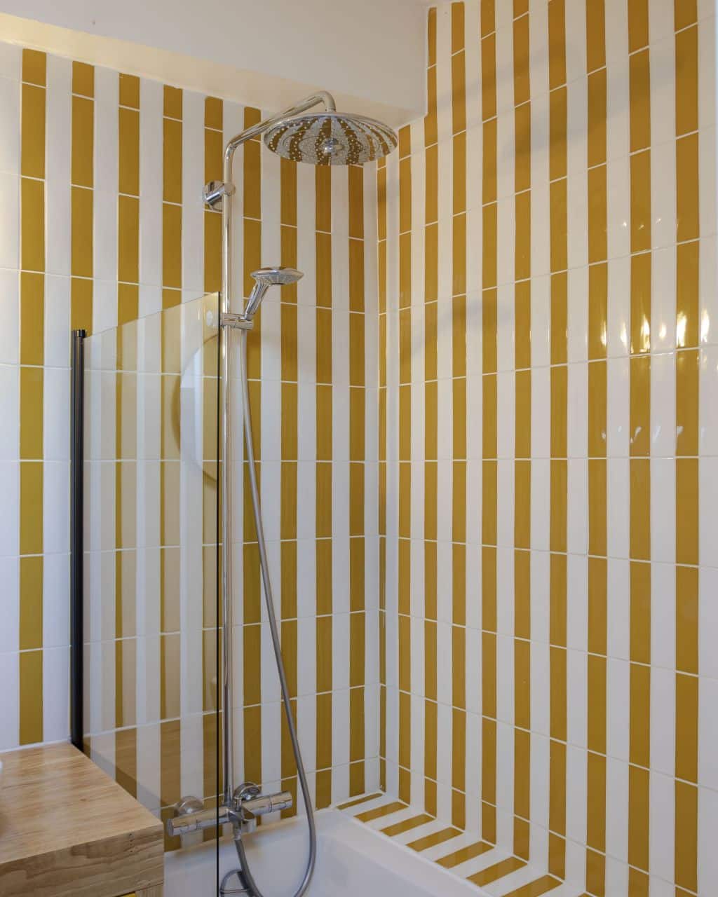 Salle de bain Kappa Mustard jaune, carrelage mural rayé