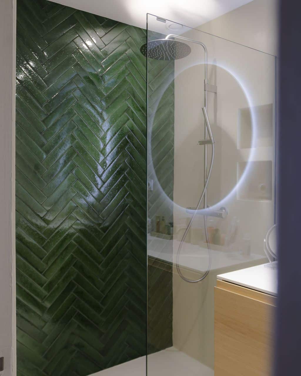 Salle d’eau chevron vert brillant, paroi vitrée