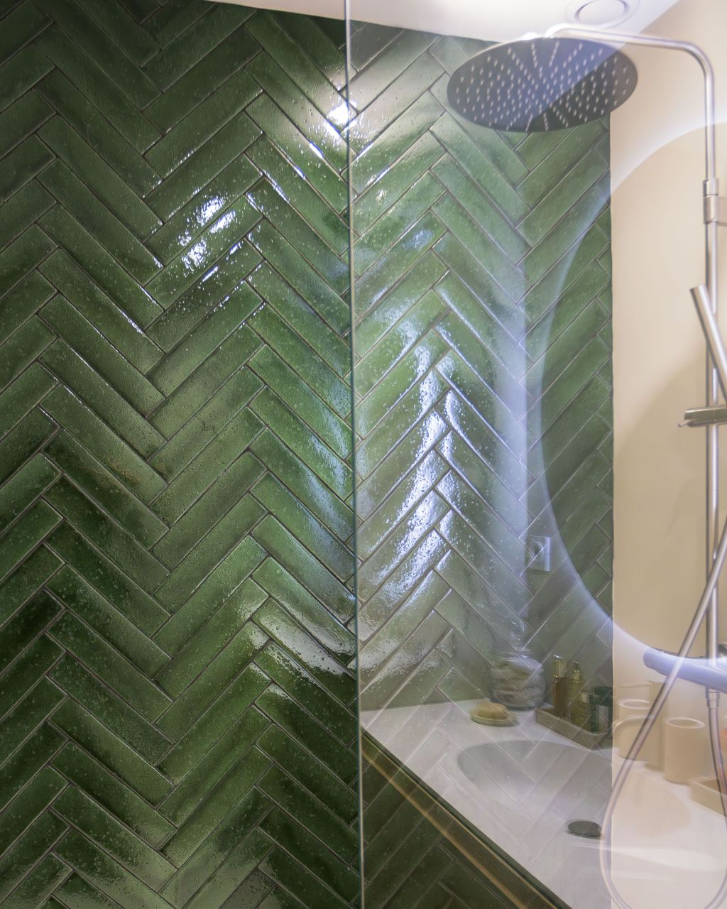 Douche carrelage vert brillant, pose chevron