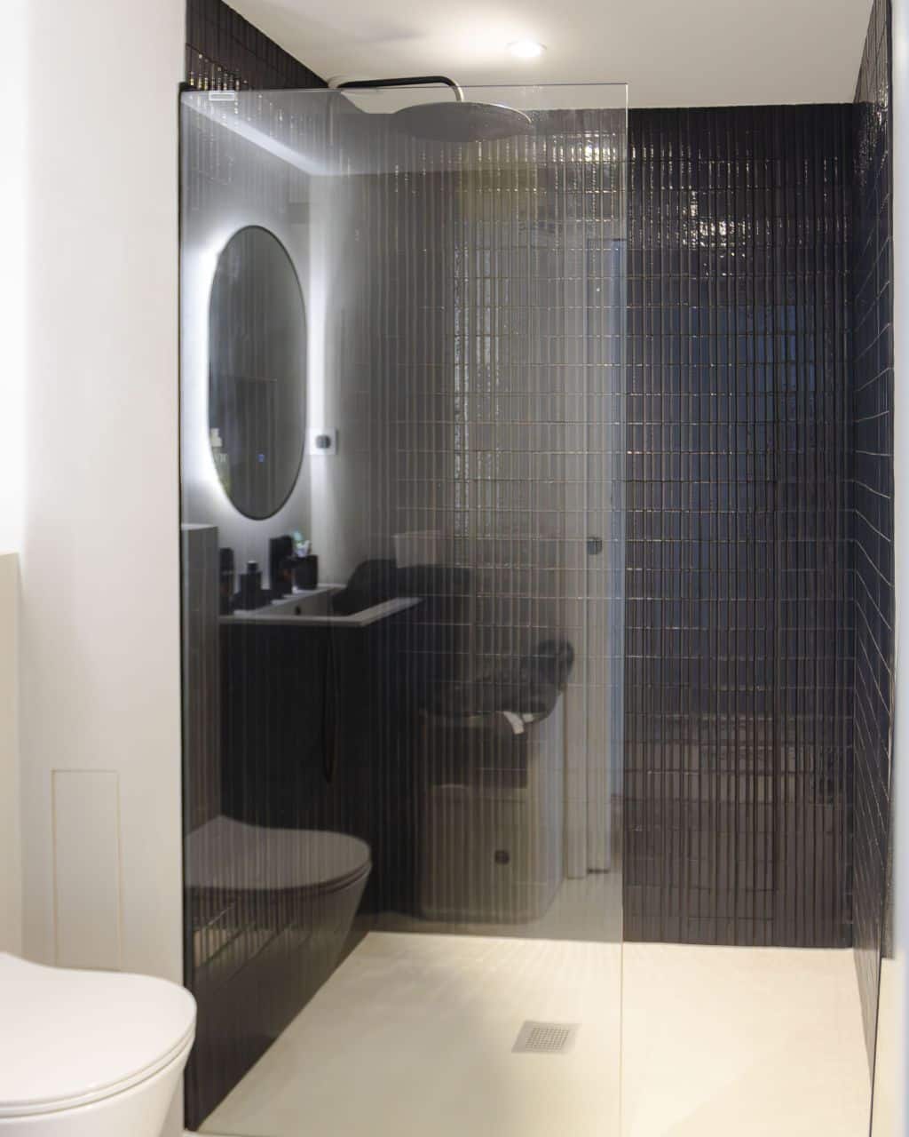 Salle d’eau carrelage baguette rayée bleu nuit