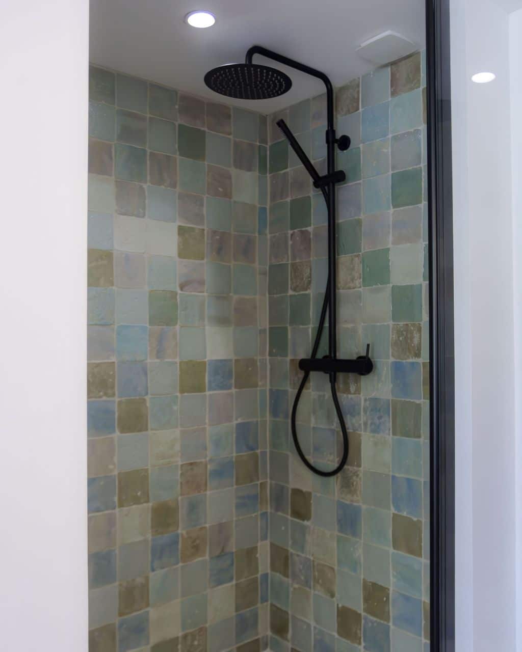 Douche zellige vert et bleu, robinetterie noire