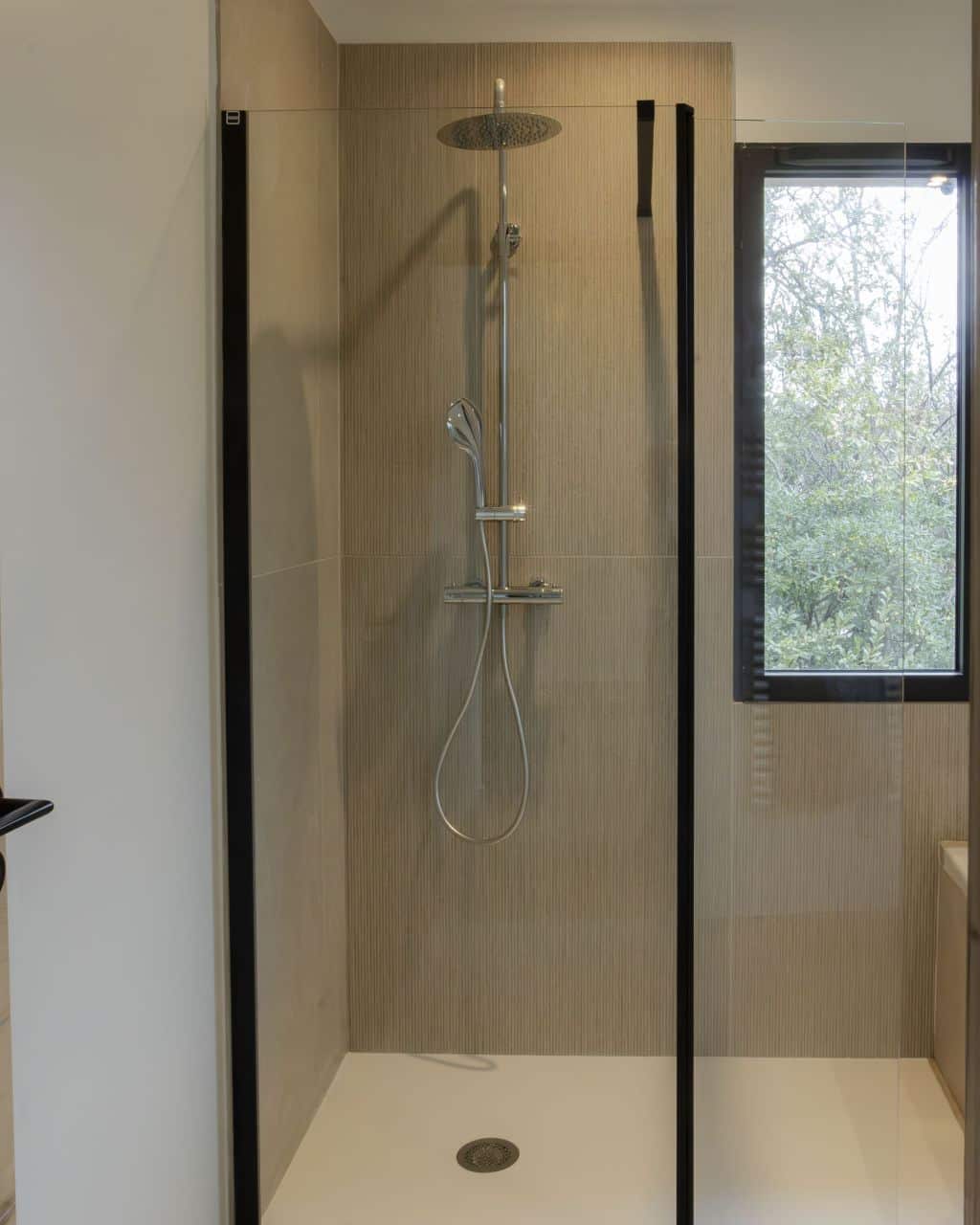 Douche en carrelage effet pierre blanche Bera White 60x60