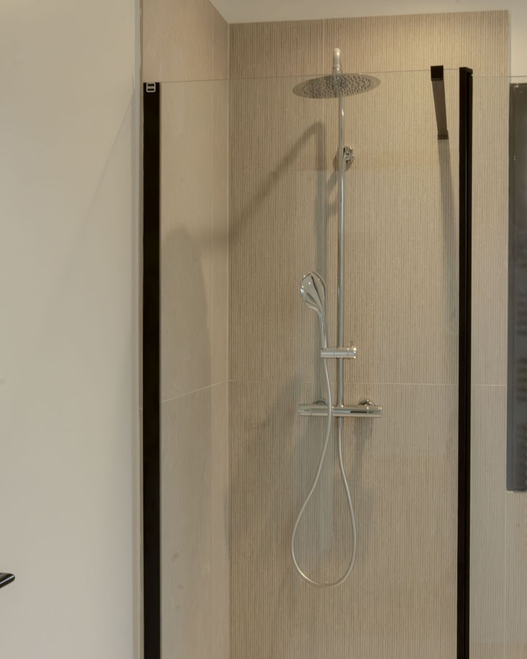 Douche minérale carrelage Bera White blanc texturé