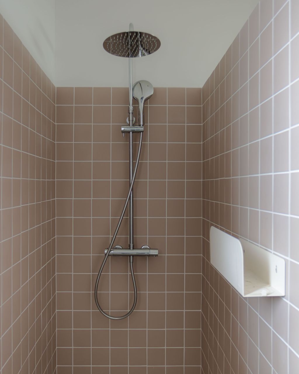 Douche en carrelage rose pâle mat Agata 10x10 cm