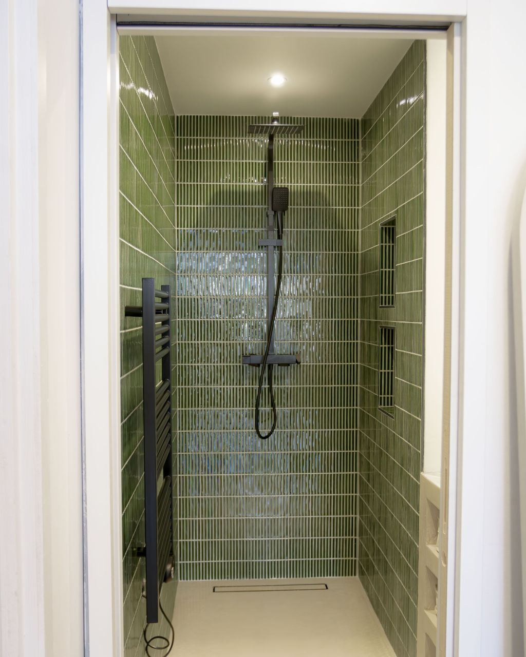 Douche carrelage kit kat vert, pose verticale, robinetterie noire