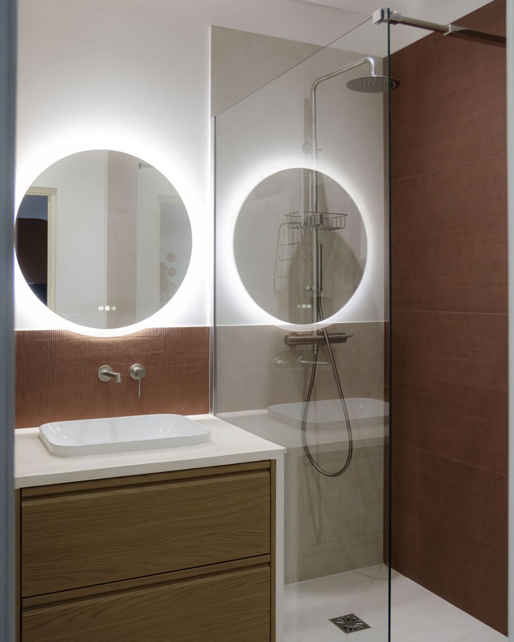 Mur de douche carrelage effet béton strié Pigmento Cardboard Amaranto