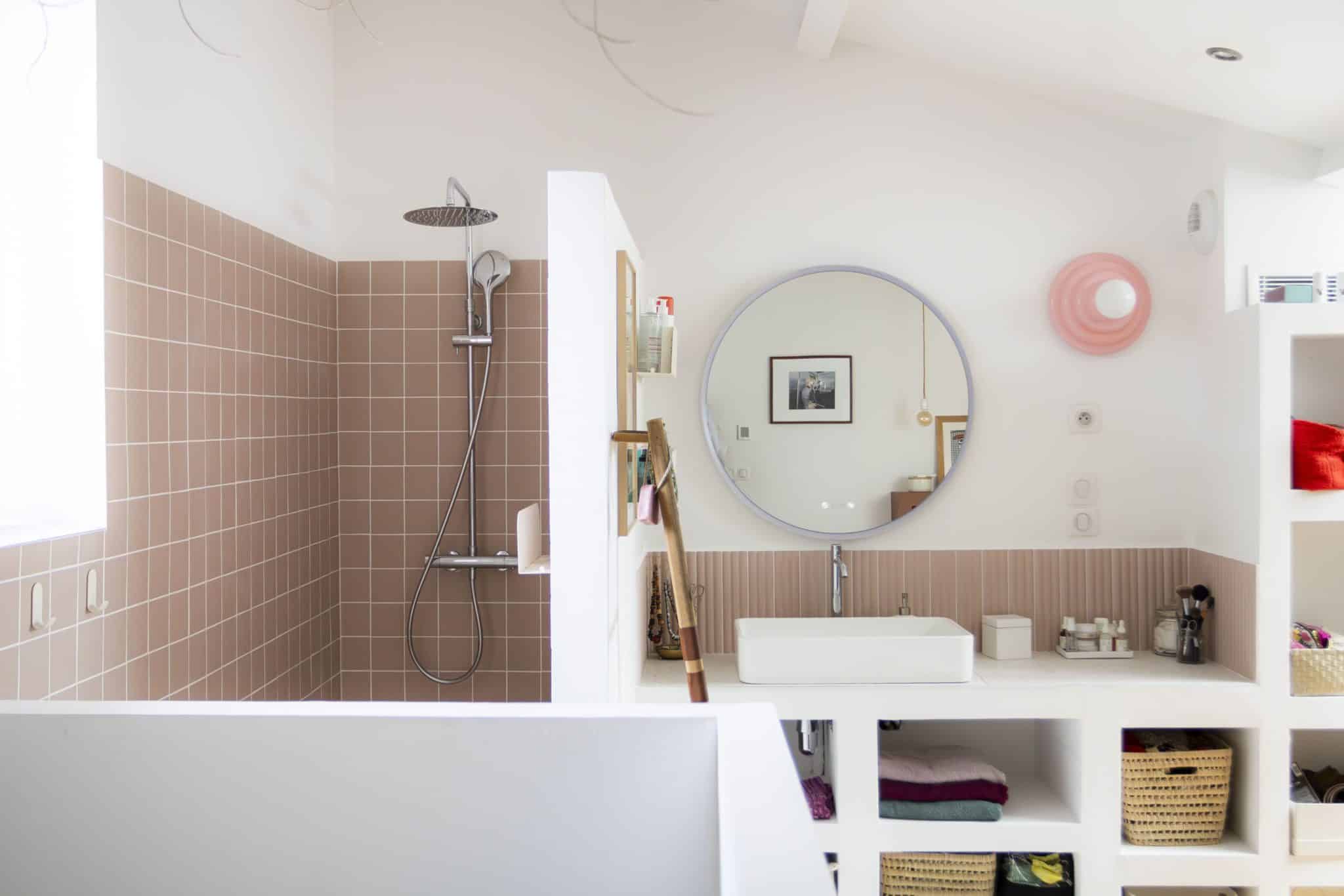 Salle de bain esprit seventies carrelage rose Agata