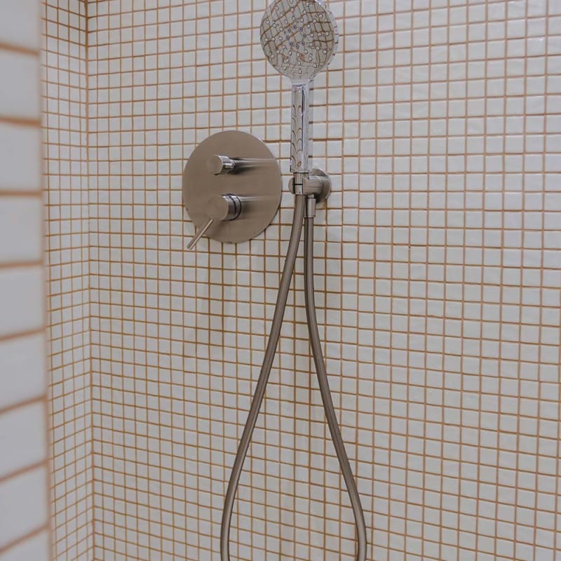Salle de bain avec mosaïque blanche Lisa et robinetterie inox