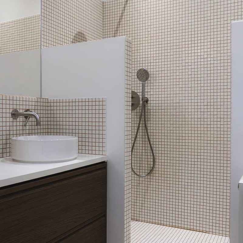 Douche mosaïque blanche Lisa 2,5x2,5 cm, ambiance épurée et moderne