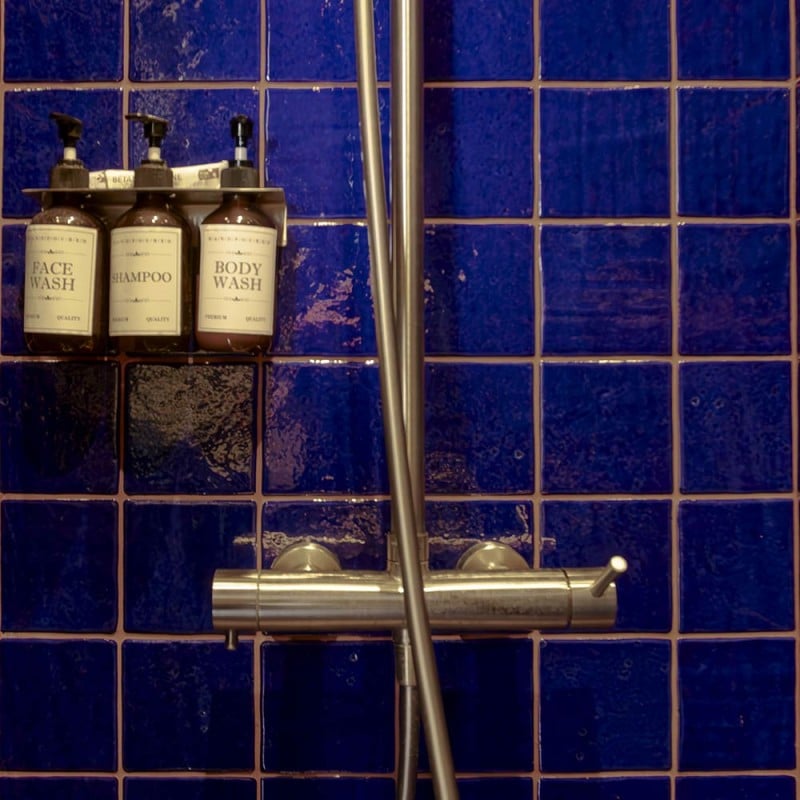 Douche carrelage bleu indigo Roots S effet zellige