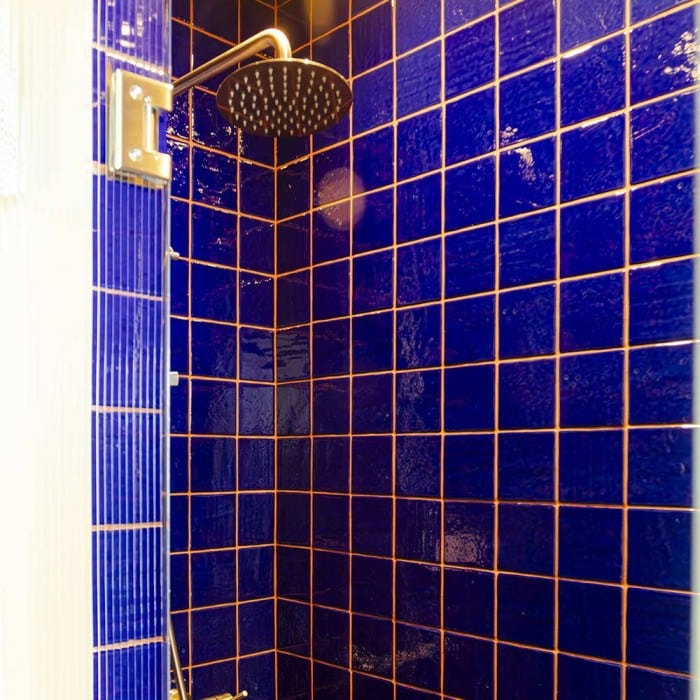Carrelage Roots S Indigo brillant, pose murale dans une douche moderne
