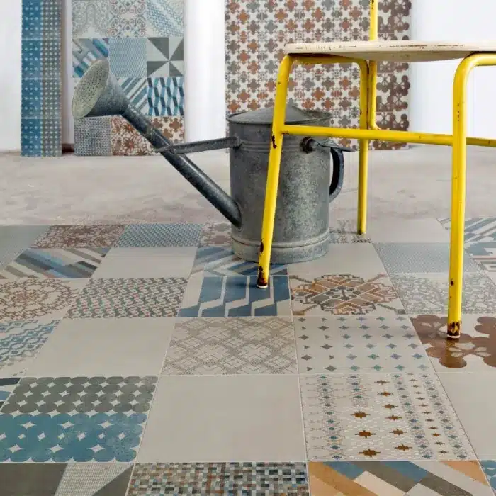Azulej Grigio : un patchwork en grès cérame aux motifs variés et aux nuances douces, pour une cuisine à la fois graphique et accueillante.