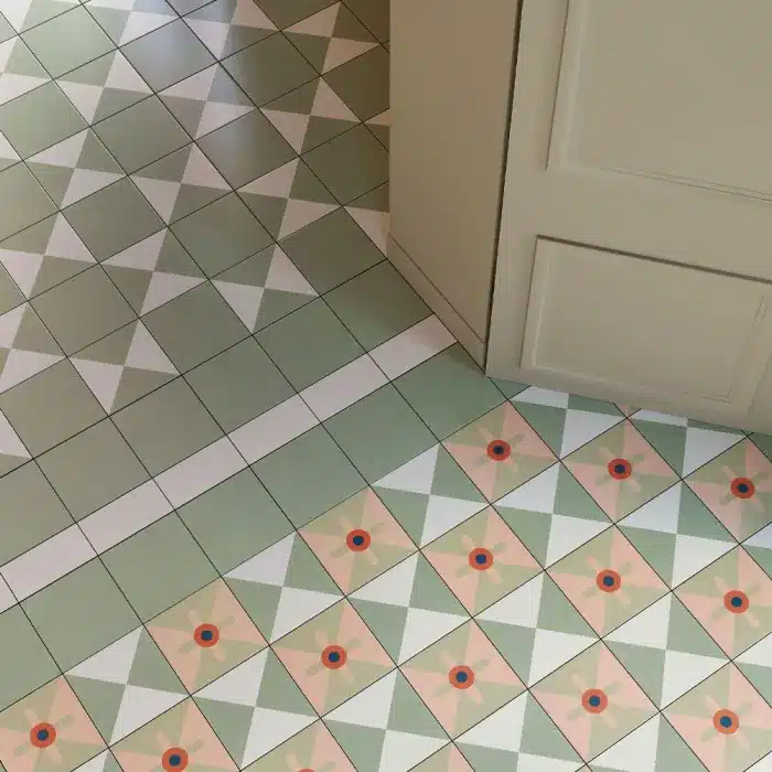 Marghe Cones : un carrelage en grès cérame aux motifs géométriques rétro et teintes pastel, pour une cuisine à la fois joyeuse et raffinée.