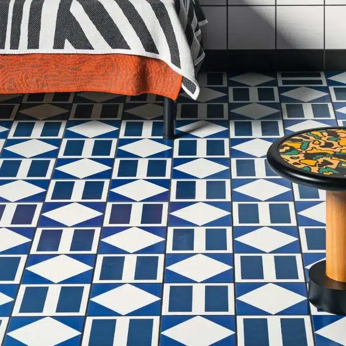 Marghe Double Blue : un carrelage en grès cérame aux motifs graphiques bleu et blanc, pour un sol de cuisine plein d’énergie et de personnalité.