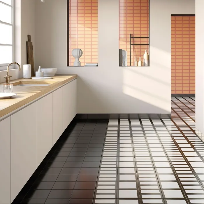 Marghe Double White : un carrelage noir et blanc en grès cérame, au graphisme modulable qui joue avec la lumière naturelle.