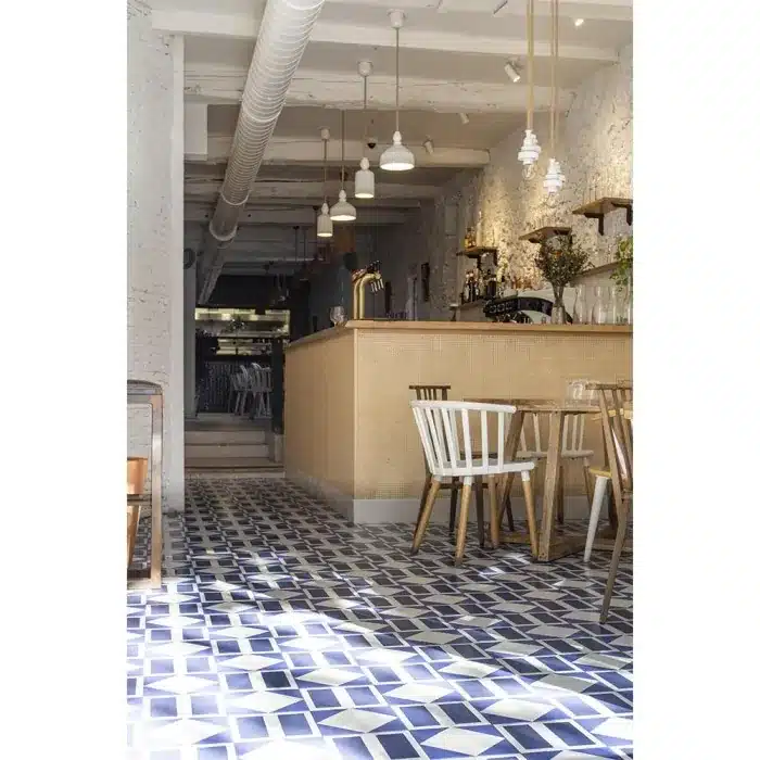 Marghe Rhombus White : un carrelage en grès cérame aux losanges blancs et bleus, pour un sol graphique à effet 3D subtil.