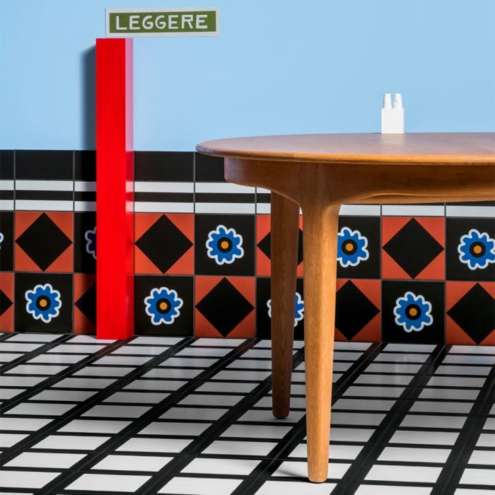 Marghe Street en format rectangulaire 20,5 × 10,1 cm, finition mate (blanc ou noir), réinvente le sol de cuisine avec élégance graphique.