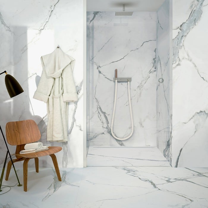 Intemporel : carrelage effet marbre Calacatta, veinage élégant pour salle de bain raffinée.
