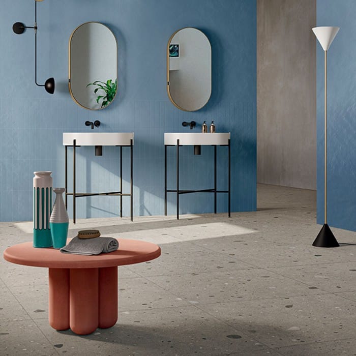 Décor contemporain : carrelage effet pierre calcaire gris, base neutre pour salle de bain moderne.