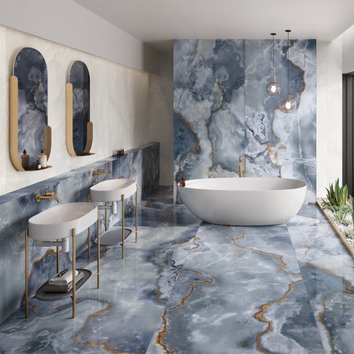 Mur tableau : grès cérame effet onyx bleu, voiles translucides pour salle d’eau spectaculaire.