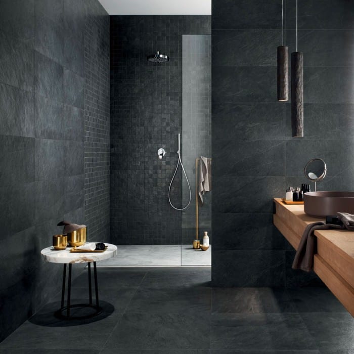 Atmosphère brute : carrelage effet pierre ardoise, nuances profondes et texture feuilletée.