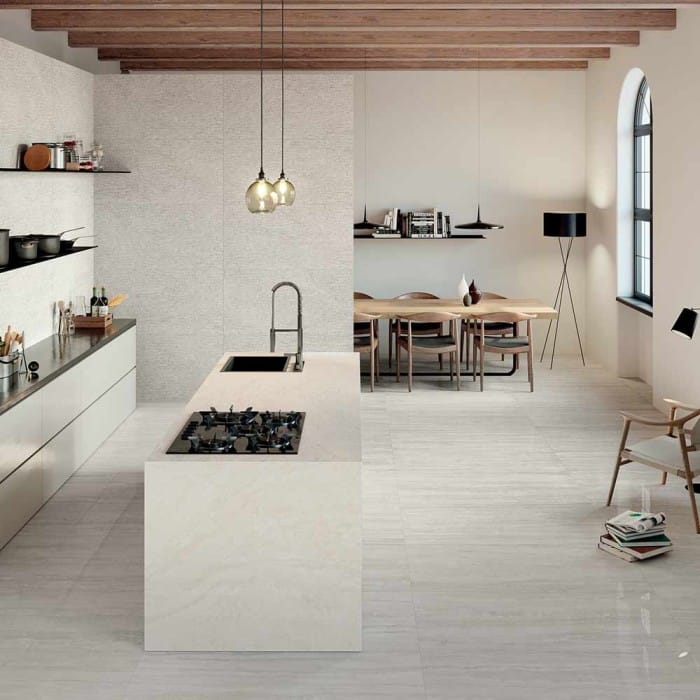 Carrelage effet travertin rainure gris dans une cuisine