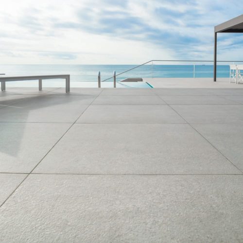 Carrelage-effet-pierre-collection-Beren-Light-Grey-en-exterieur.jpg