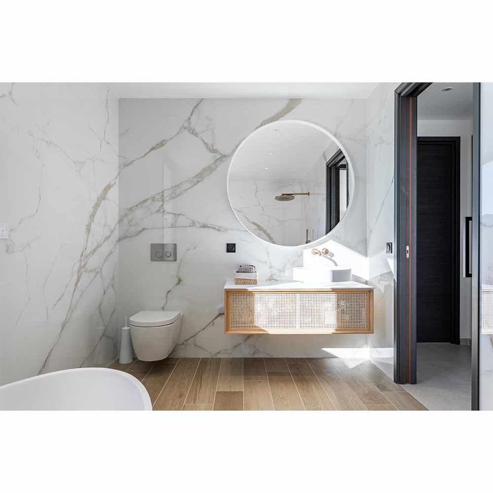 Salle de bain parée de marbre et de bois